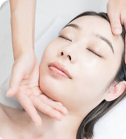 フェイシャルケアを受ける女性の写真