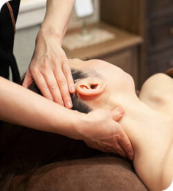 ボディケアの施術を受ける女性の写真 