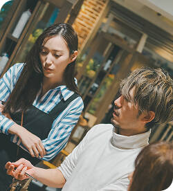 男性と女性講師の授業の様子