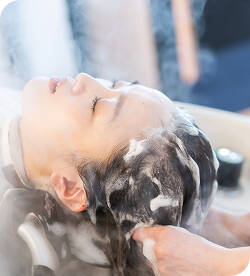 シャンプー練習をしている画像 