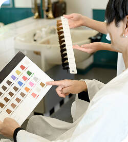 カラーサンプルを見せてもらいながら説明を受ける男性の画像 