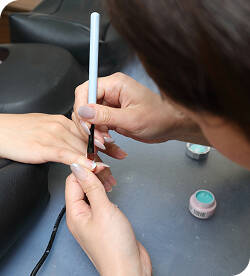 爪に溶液を塗っている画像