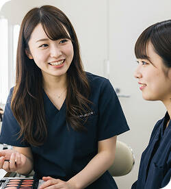 女性生徒同士が実習でメイクを行っている様子の写真