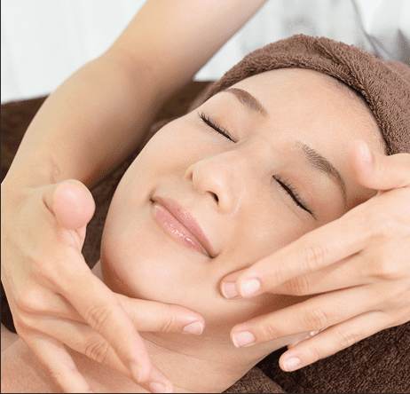 フェイスマッサージの手元アップ